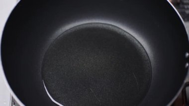 Şef, sebzeleri sıcak bir pan stok videosuna yerleştiriyor. sebze pişirme