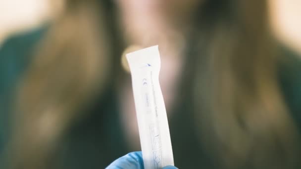 Orvos Felnyitja Törlőkendőt Orr Torokkenetet Videó Lengyelország Coronavirus Orvosi Vizsgálat — Stock videók