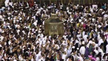 Büyük Cami 'de namaz kılan Müslüman Pilgrim' in 4K Stok Videosu. Görüntü. Dünyanın dört bir yanından müslüman hacılar Umrah ya da Hac için toplandılar. Mekke 'deki Mescid-i Haram. stok videosu Arabistan, Doğu Kudüs, Basra Körfezi Ülkeleri, Suudi Arabistan