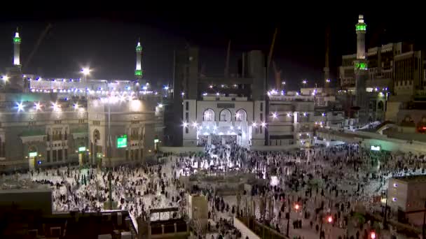 4Kストックビデオ大モスクで祈るイスラム教徒の巡礼者の映像 映像だ ウムラやハッジを行うために世界中からムスリムの巡礼者が集まりました マッカのハラーム モスク ストックビデオアラビア 東エルサレム ペルシャ湾諸国 サウジアラビア — ストック動画