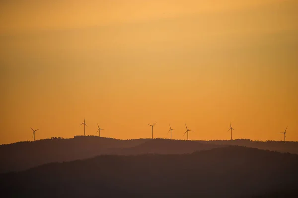 Wind power stations - wind turbines on the horizon, in the mountains — Stock Photo, Image