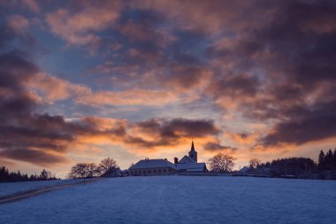 Kışın gün batımında tepede bir kilise, güzel bir gökyüzü, Vezovata uçağı, Çek Cumhuriyeti