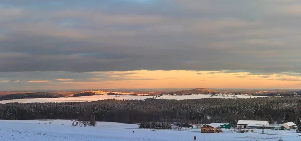 Зимний снежный пейзаж, с полями, лесами и холмами, закат — стоковое фото