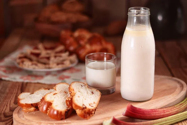 Bevanda di latte in una bottiglia, vetro, torta — Foto Stock