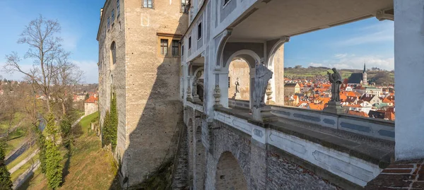 Плащовый мост со статуями - замок Чески Крумлов, Чехия — стоковое фото