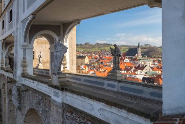 Heykelleri olan Pelerin Köprüsü - Cesky Krumlov Şatosu, Çek Cumhuriyeti