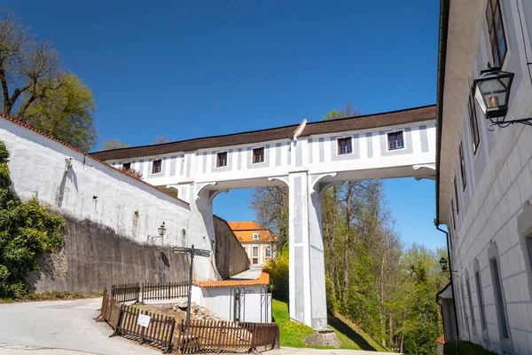 Corredor de conexión, puentes cubiertos entre el Monasterio Menorita y los Parques Históricos, Castillo Cesky Krumlov, Chequia —  Fotos de Stock