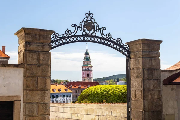 Puerta de hierro y torre del castillo de Cesky Krumlov, Cesky Krumlov, República Checa — Foto de Stock