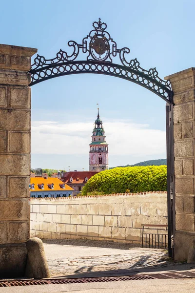 Puerta de hierro y torre del castillo de Cesky Krumlov, Cesky Krumlov, República Checa — Foto de Stock