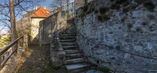 Lépcsőház a Cesky Krumlov kastély alatti parkban, Cseh Köztársaság — Stock Fotó