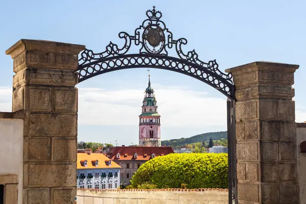 Puerta de hierro y torre del castillo de Cesky Krumlov, Cesky Krumlov, República Checa —  Fotos de Stock