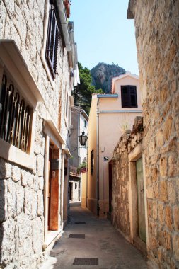 Taştan binaların olduğu dar bir sokak, Omis, Hırvatistan