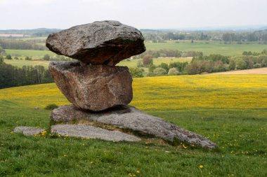 Kayalar üst üste dizilmiş.