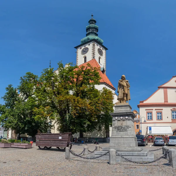 Histórica Plaza de Zizka con el monumento Jan Zizka y la iglesia en Tabor, República Checa — Foto de Stock