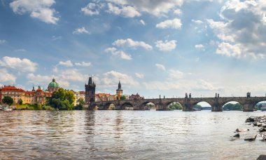 Vltava Nehri 'nden geçerek Charles Köprüsü ve Eski Şehir Köprüsü Kulesi, Prag, Çek Cumhuriyeti