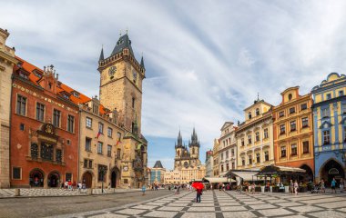 Old Town Square with Old Town Hall tower and Church of Our Lady before Tyn, Prag, Çek Cumhuriyeti