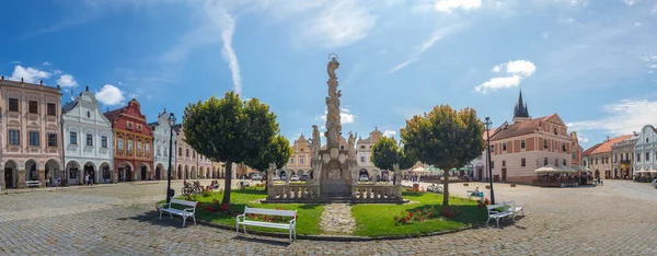 Telc stora torget - Zacharias av Hradec Square med Marian Plague Column i Telc, Tjeckien — Stockfoto