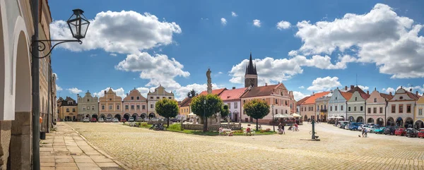 Telc stora torget - Zacharias av Hradec Square med Marian Plague Column i Telc, Tjeckien — Stockfoto