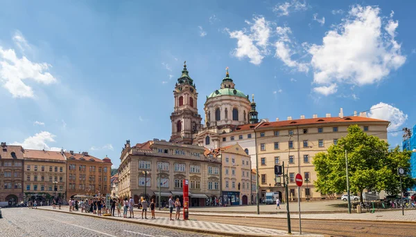 Chiesa di San Nicola e Palazzo Gromling nella Piazza della Piccola Città, Praga, Repubblica Ceca — Foto Stock