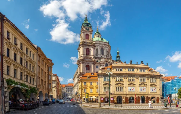 Chiesa di San Nicola e Palazzo Gromling nella Piazza della Piccola Città, Praga, Repubblica Ceca — Foto Stock