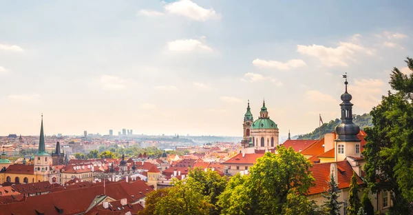 Panorama urbano di Praga - Paesaggio urbano con Torri della Chiesa di San Nicola, Repubblica Ceca — Foto Stock