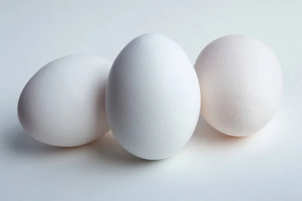 白を基調とした鶏の卵3個を詳しく見る — ストック写真