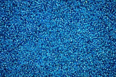 Parlak mavi boncuklar ayrıntılarıyla kapanır.