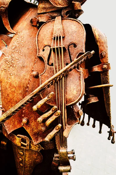 錆びた金属製のバイオリンをクローズアップ — ストック写真