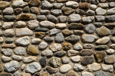 Duvar detaylarıyla taşlarla kaplı.