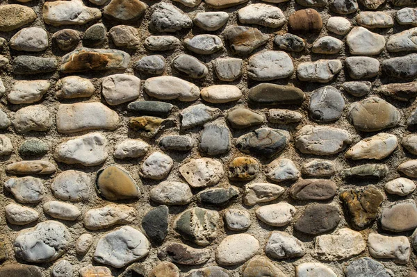 Duvar detaylarıyla taşlarla kaplı.