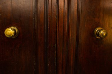 Altın tonlu eski püskü kapı tokmağı. Yaklaş.