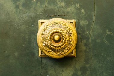 Altın tonlu eski püskü kapı tokmağı. Yaklaş.