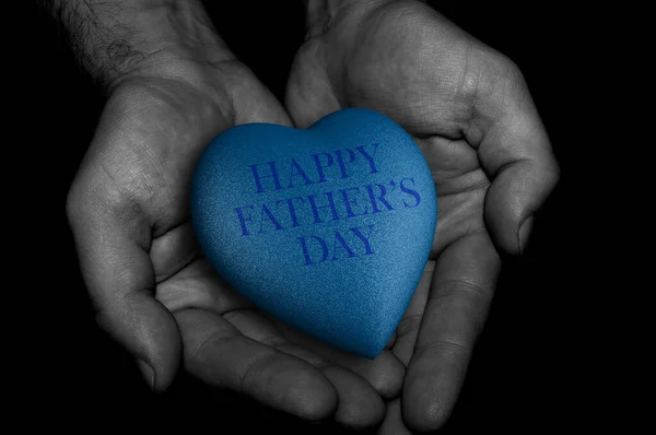 Manos Sosteniendo Corazón Con Inscripción Feliz Día Del Padre Cerca — Foto de Stock