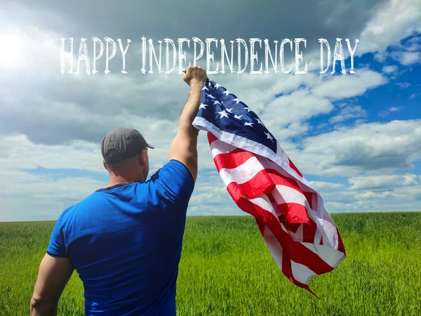 Självständighetsdagen Man Som Håller Amerikansk Flagga Mot Den Blå Himlen — Stockfoto