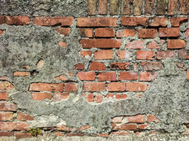 Yıpranmış alçılı eski tuğla duvar..