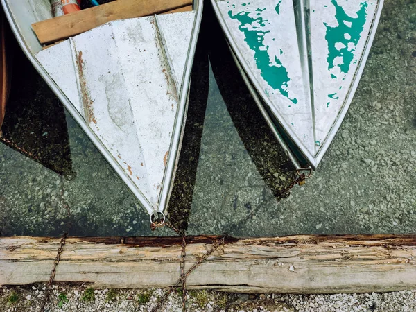 Barcos Lago Montanha Com Uma Bela Paisagem Perto — Fotografia de Stock