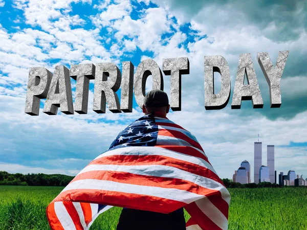 Dzień Patrioty Flaga Ameryki Ramionach Człowieka Tle Bliźniaczych Wież — Zdjęcie stockowe
