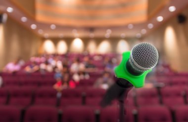 Mikrofon soyut fotoğraf katılan arka plan ile konferans salonu veya toplantı odası bulanık