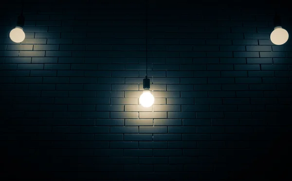Роскошное освещение на фоне кирпичной стены — стоковое фото