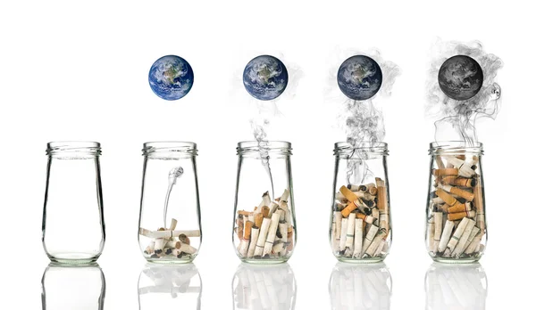 Zigarettenstummel in Flasche mit Rauch, der die Welt verbrennt, Welt nein mit Kreuzknochen, Welt kein Tabaktag — Stockfoto