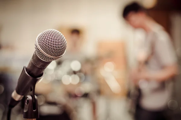 Close up of microphone on musician blurred background — Stock Photo, Image