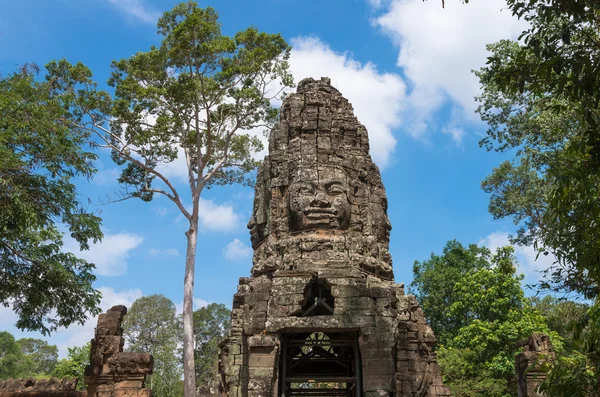 Puerta de la antigua Prasat Ta Phrom, Angkor Wat, Camboya — Foto de Stock