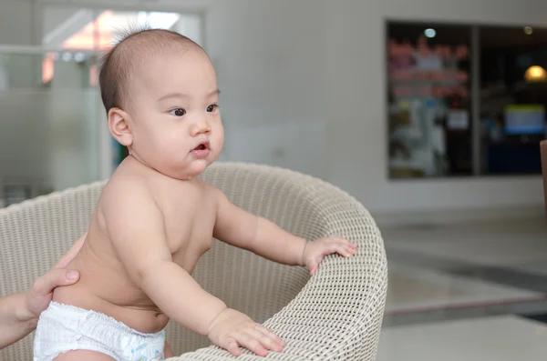 Portrait de bébé asiatique heureux sur une chaise en bambou tissé — Photo