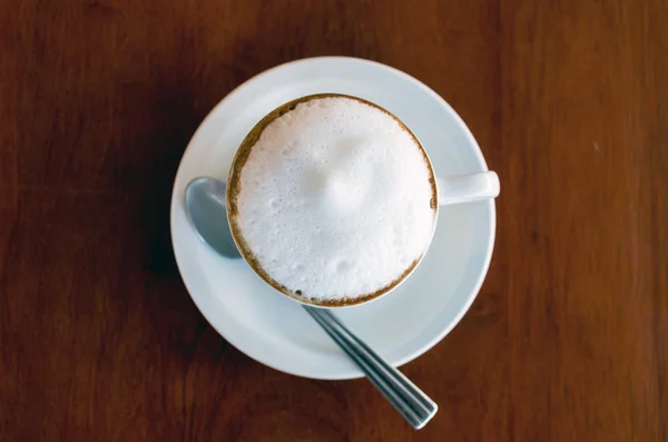 Cappuccino quente na mesa de madeira, vista superior — Fotografia de Stock