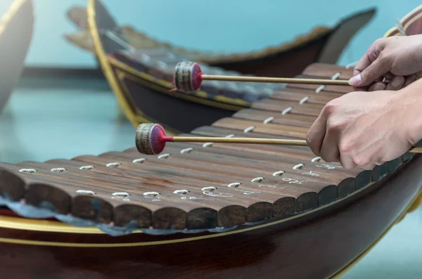 Hand raken de Thais muziekinstrument (xylofoon), Aziatische instrument, focus aan kant — Stockfoto