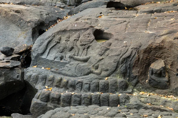 Gros plan Vishnu allongé sur Kbal Spean en saison estivale, région du temple d'Angkor, Cambodge — Photo