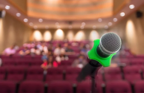 Mikrofon mit abstraktem verschwommenem Foto von Konferenzsaal oder Konferenzraum mit Teilnehmerhintergrund — Stockfoto