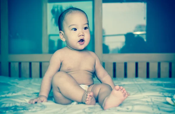 Portrait de bébé asiatique heureux sur le lit — Photo