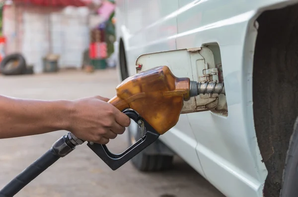 Boquilla de combustible para añadir combustible en el coche en la estación de servicio — Foto de Stock