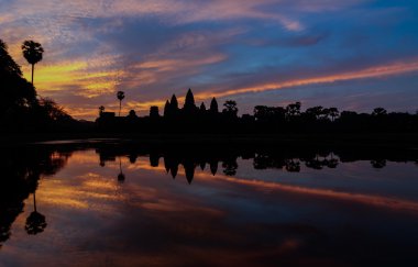 Siem Reap doğarken Angkor Wat silüeti. Kamboçya